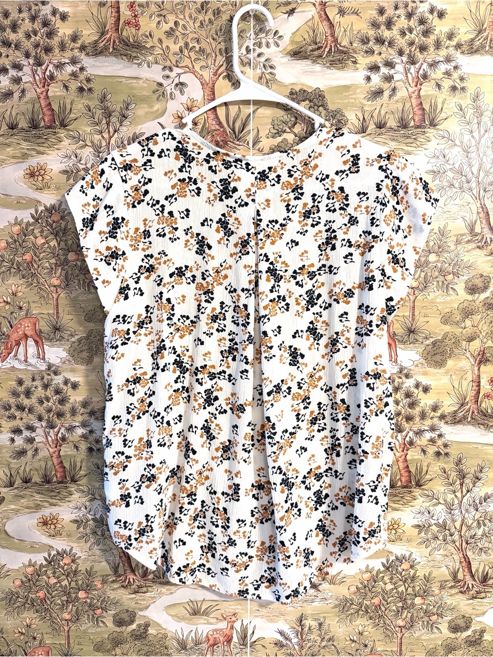 Liz Claiborne Ivory Floral Button-Up - Picture 2 of 5